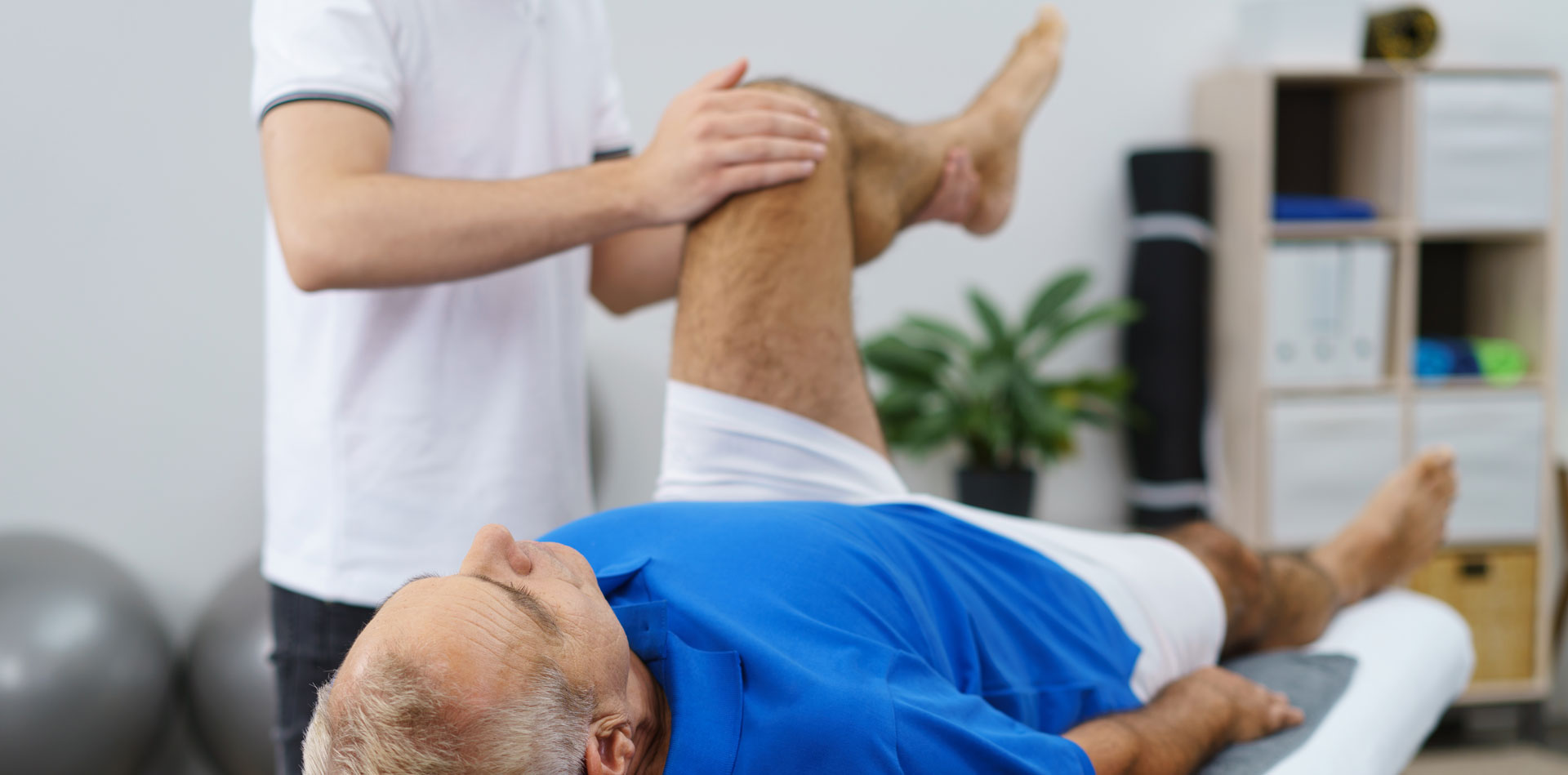 Mann erhält physiotherapeutische Behandlung
